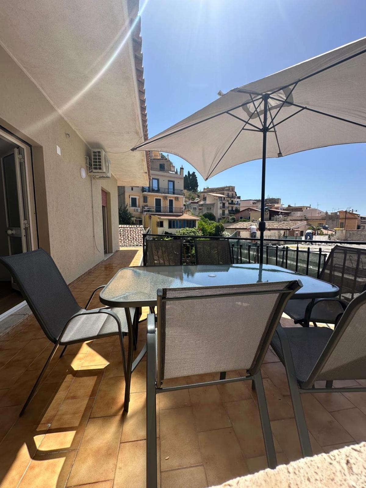 We Home Taormina Center With Parking Eksteriør billede